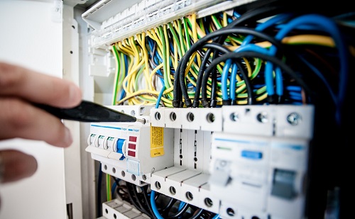 Életbevágó!Csak szakértő szereljen elektromos berendezéseket